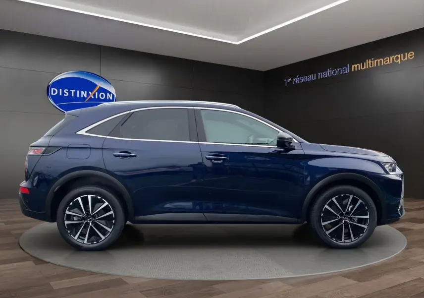 Vue latérale droite du DS7 2024 bleu Eclipse avec jantes alliage noires et toit panoramique.