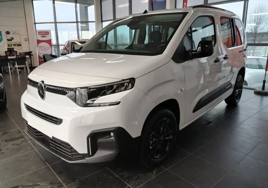 Vue 3/4 avant droit d'un Citroën Berlingo blanc 2025 avec jantes alu noir Starlit et rails latéraux couleur carrosserie.