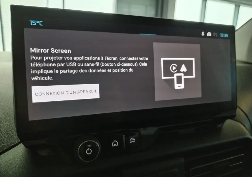 Écran tactile intérieur du Citroën Berlingo 2025 affichant la fonction Mirror Screen à 15°C.