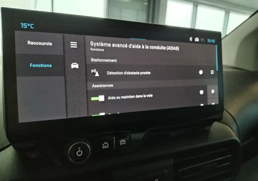 Écran tactile intérieur du Citroën Berlingo blanc 2025 affichant le menu d’aide à la conduite avancée.