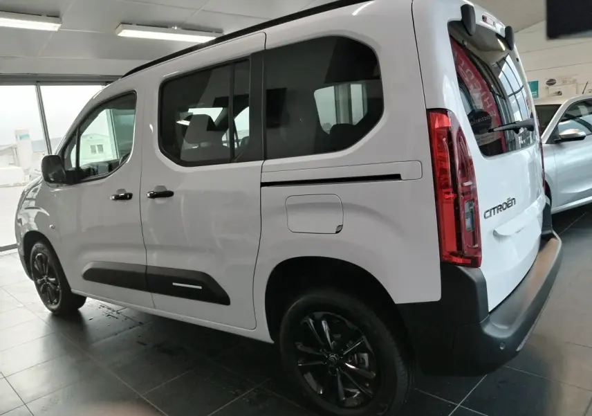 Vue 3/4 arrière droite du Citroën Berlingo blanc 2025 avec jantes alu noir Starlit et rails latéraux couleur carrosserie.