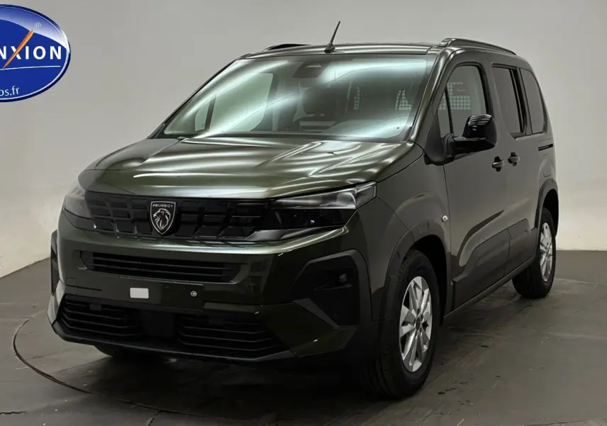 Vue 3/4 avant du Peugeot Rifter 2026 vert Sirkka avec barres de toit et jantes alliage 16 pouces.