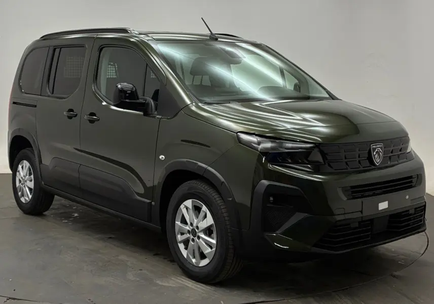 PEUGEOT RIFTER Sirkka Green en vue 3/4 avant droit, avec jantes alliage et barres de toit noir mat.