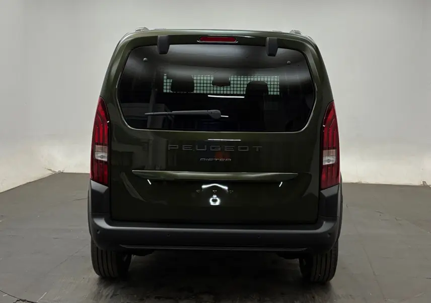 Vue arrière d'un Peugeot Rifter 2026 vert Sirkka avec hayon vitré et pare-chocs noir mat dans un studio.