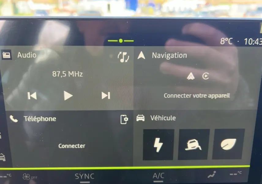 Écran tactile central du tableau de bord du Dacia Bigster Hybrid affichant les menus audio, navigation, téléphone et véhicule.