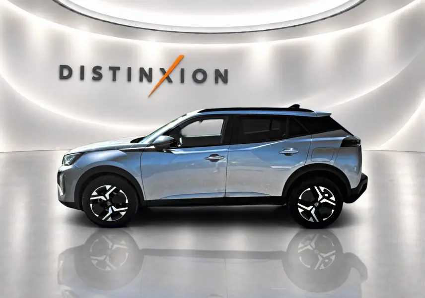 Peugeot 2008 gris Artense vue de profil côté gauche, avec jantes alu noires et toit noir contrastant.