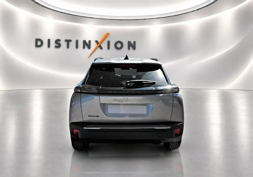 Vue arrière du Peugeot 2008 gris Artense 2025, avec feux arrière LED et becquet noir distinctif.