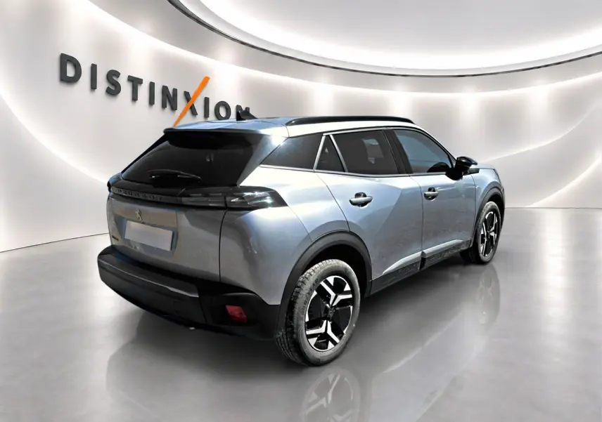 Peugeot 2008 gris Artense en 3/4 arrière droit, avec toit noir et jantes alliage distinctives.