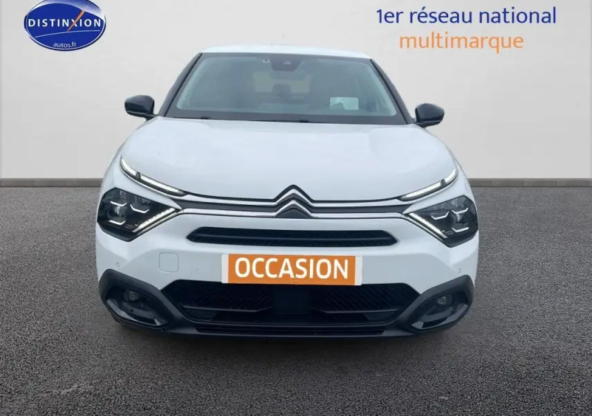Vue frontale d'une Citroën C4 blanche 2022 avec feux LED distinctifs et plaque "OCCASION" visible.