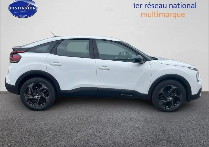 Profil côté gauche d'une Citroën C4 blanche de 2022 avec jantes alliage noires et lignes noires contrastantes.