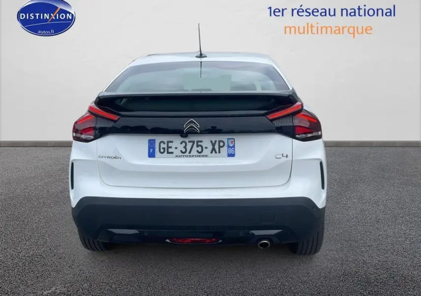Vue arrière d'une Citroën C4 blanche de 2022 avec feux arrière noirs et plaque d'immatriculation française.