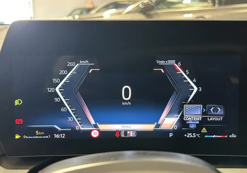 Tableau de bord numérique de BMW Série 1 120DA gris Skyscrap affichant vitesse à 0 km/h et compte-tours au ralenti.