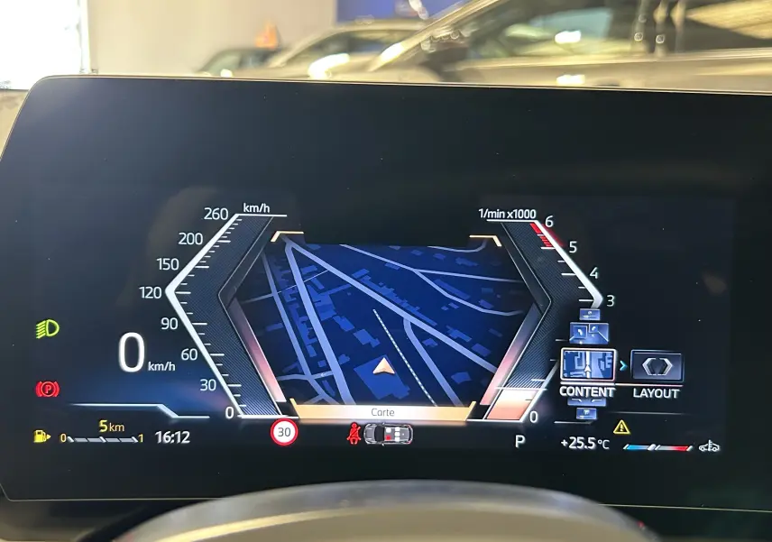 Affichage numérique du tableau de bord de la BMW Série 1 120DA gris Skyscrap, avec navigation et compte-tours.