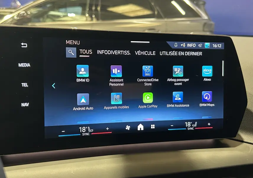 Écran tactile central du BMW Série 1 120DA 2024 affichant les options connectées et la climatisation à 18°C.