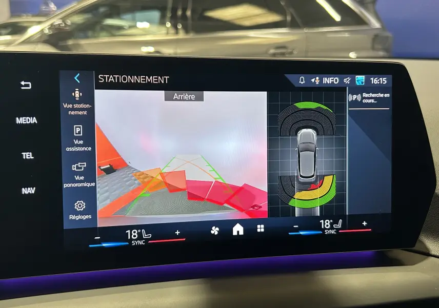 Vue arrière sur l'écran de la BMW Série 1 120DA gris Skyscrap avec assistance au stationnement et capteurs actifs.