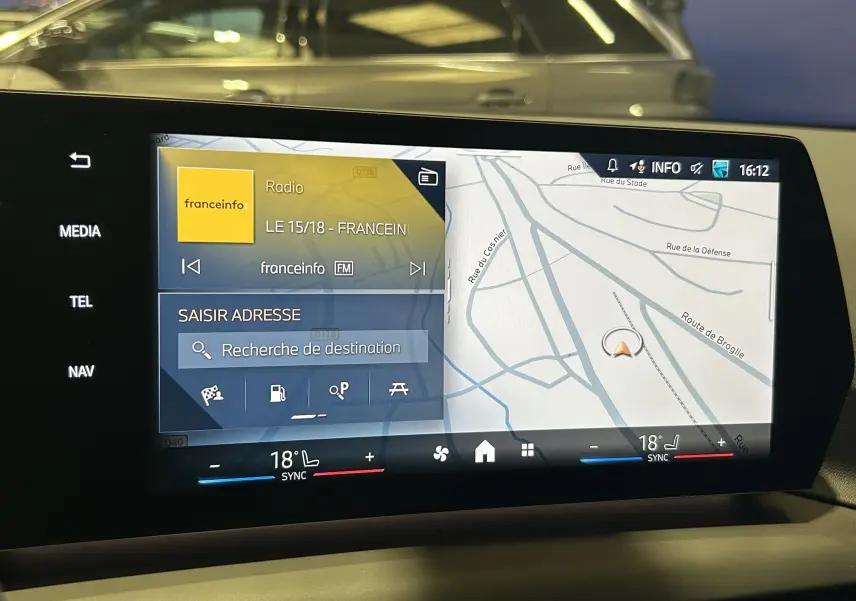 Vue rapprochée de l'écran tactile de navigation de la BMW Série 1 120DA gris Skyscrap affichant la carte et les options multimédia.