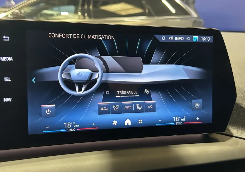 Écran tactile intérieur de la BMW Série 1 120DA 2024 affichant le confort de climatisation en mode très faible.