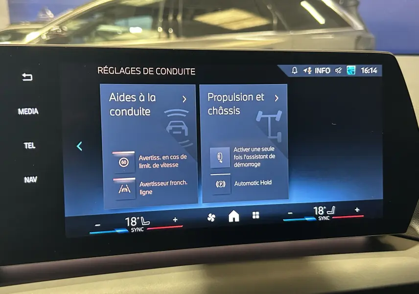 Écran tactile du système de réglages de conduite BMW Série 1 120DA 2024 affichant aides à la conduite et propulsion.