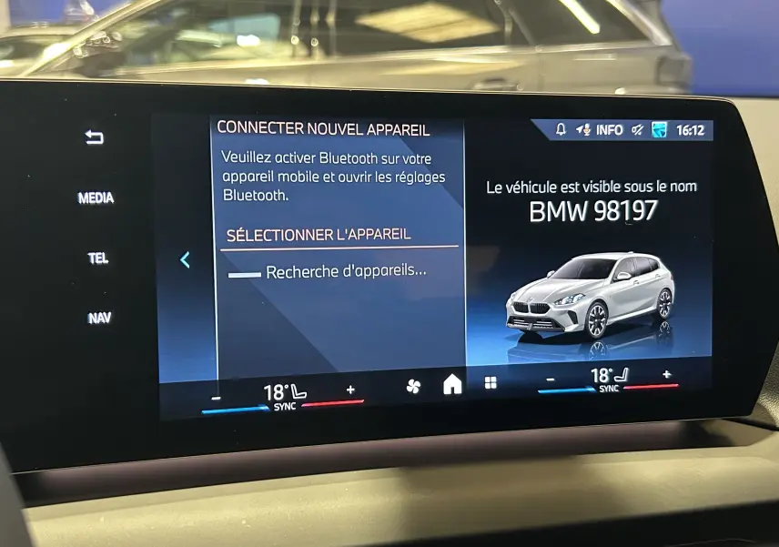 Écran multimédia montrant une illustration 3/4 avant droite d'une BMW Série 1 gris Skyscrap en intérieur.