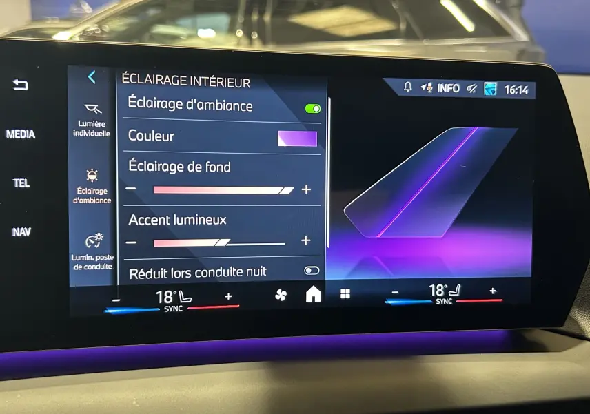 Écran tactile du système multimédia BMW Série 1 120DA 2024 montrant les réglages d'éclairage d'ambiance violet intérieur.