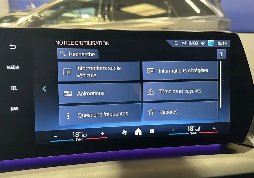 Écran tactile intérieur de la BMW Série 1 120DA gris Skyscrap affichant le menu d'aide et réglages climatisation.