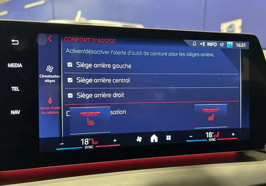 Écran tactile intérieur de la BMW Série 1 120DA gris Skyscrap montrant les options de confort d'assise et alertes ceinture.