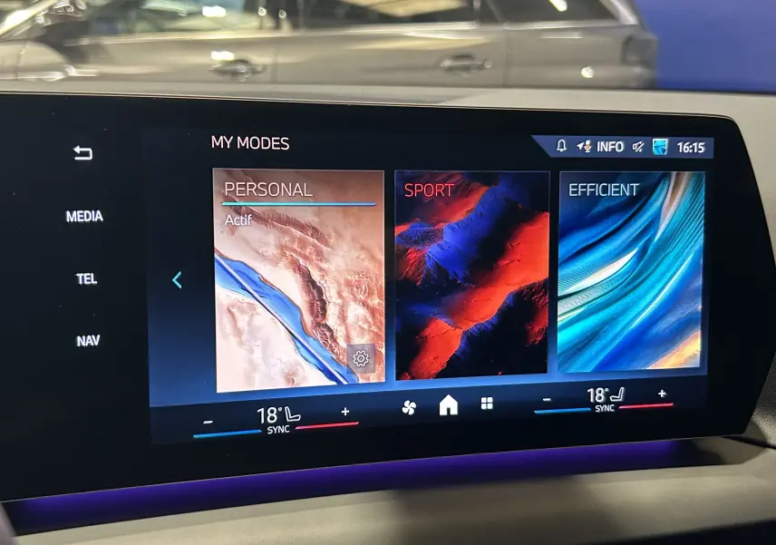 Écran tactile intérieur de la BMW Série 1 120DA gris Skyscrap montrant les modes de conduite Personal, Sport et Efficient.