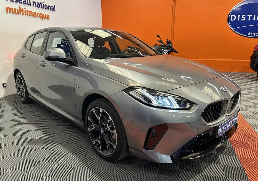 BMW Série 1 120DA M Sport gris Skyscrap vue 3/4 avant droit avec phares LED et jantes noires distinctives.