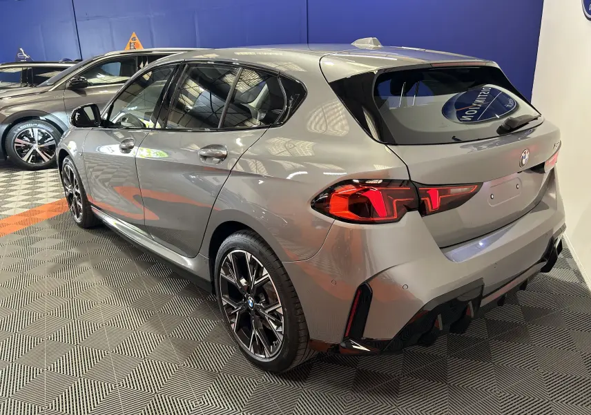 BMW Série 1 120DA M Sport gris Skyscrap vue 3/4 arrière droit, feux LED et jantes sport noires visibles