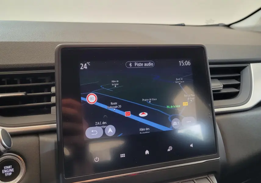 Écran tactile central du tableau de bord du Renault Captur Business gris clair, affichant la navigation GPS.