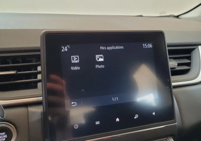 Écran tactile central affichant les applications vidéo et photo dans le tableau de bord du Renault Captur Business gris.