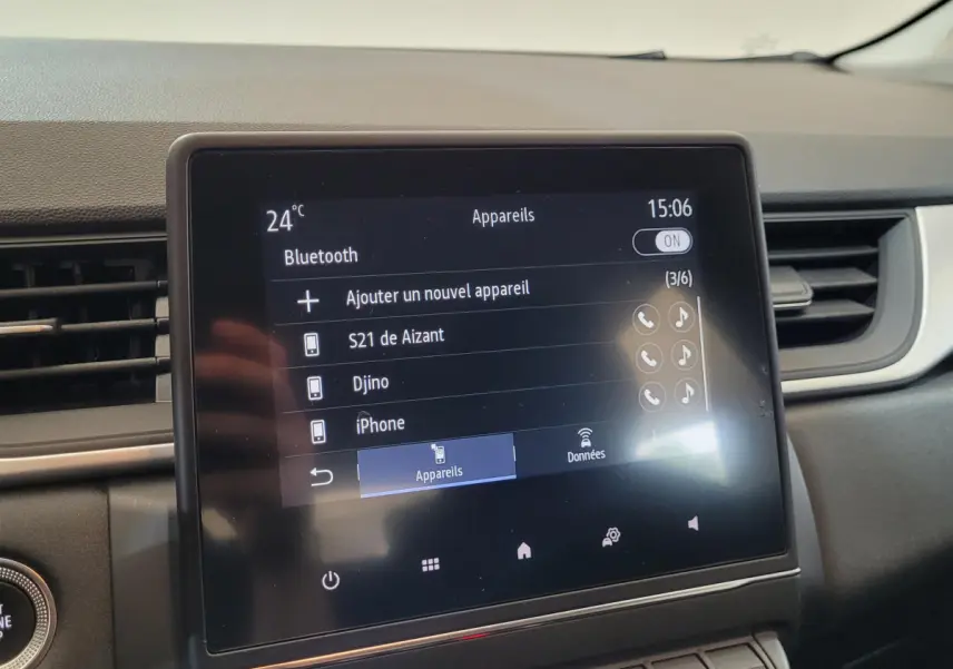 Écran tactile central du tableau de bord gris clair du Renault Captur Business Blue dCi 95 affichant les connexions Bluetooth.