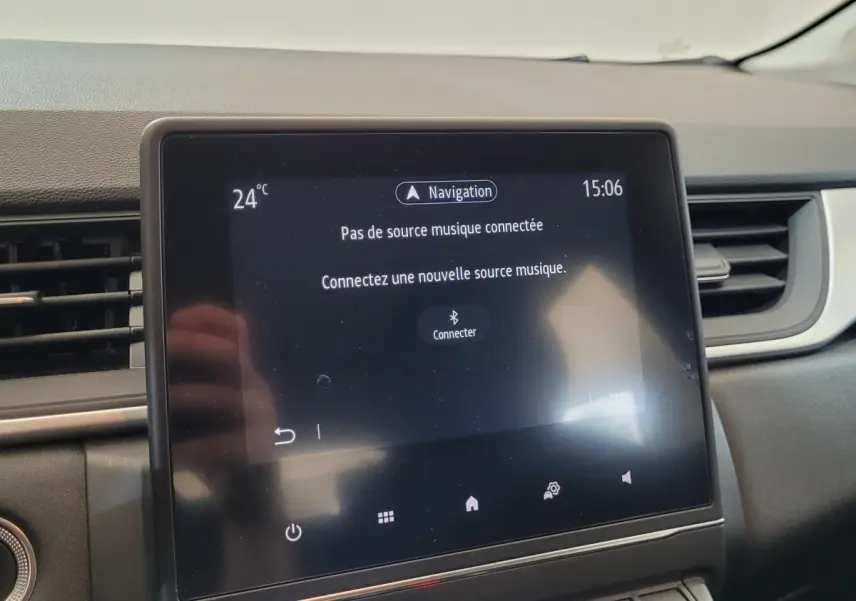 Écran tactile central du tableau de bord du Renault Captur Business gris clair, affichant la connexion Bluetooth inactive.