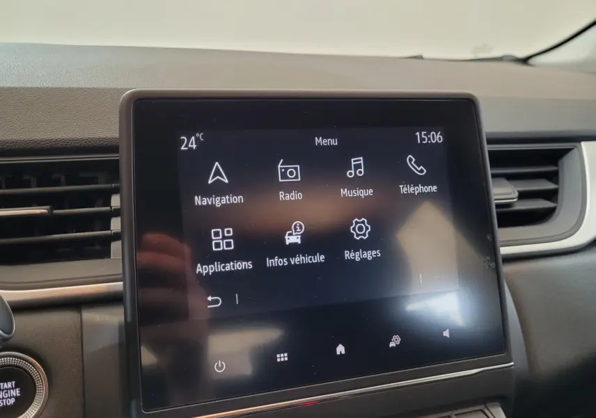 Écran tactile central du tableau de bord du Renault Captur Business gris clair, affichant le menu principal.