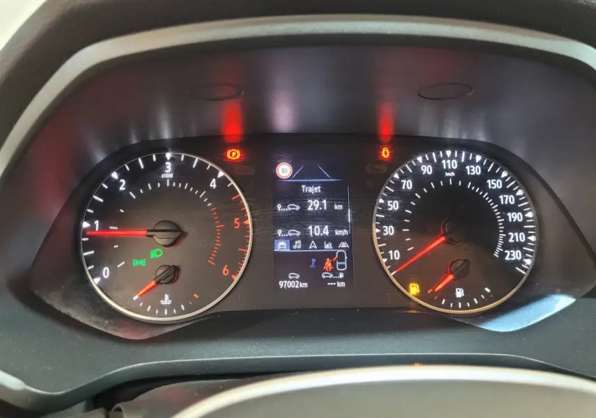 Tableau de bord de Renault Captur Business gris, affichage digital central et compteurs analogiques éclairés au tableau de bord.