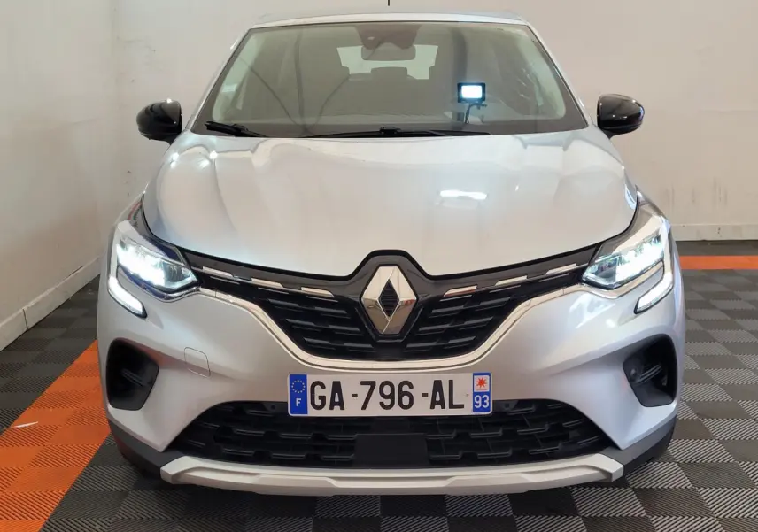 Vue frontale d'un Renault Captur Business Blue dCi 95 gris clair avec phares LED allumés et calandre noire.
