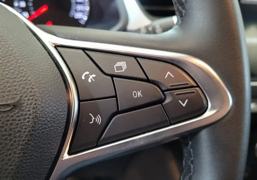 Gros plan sur les commandes multifonctions du volant noir du Renault Captur Business Blue dCi 95 2021.