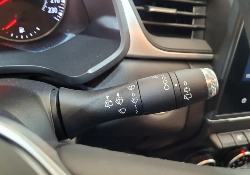 Gros plan sur la commande d'essuie-glace à gauche du volant du Renault Captur Business gris clair 2021.