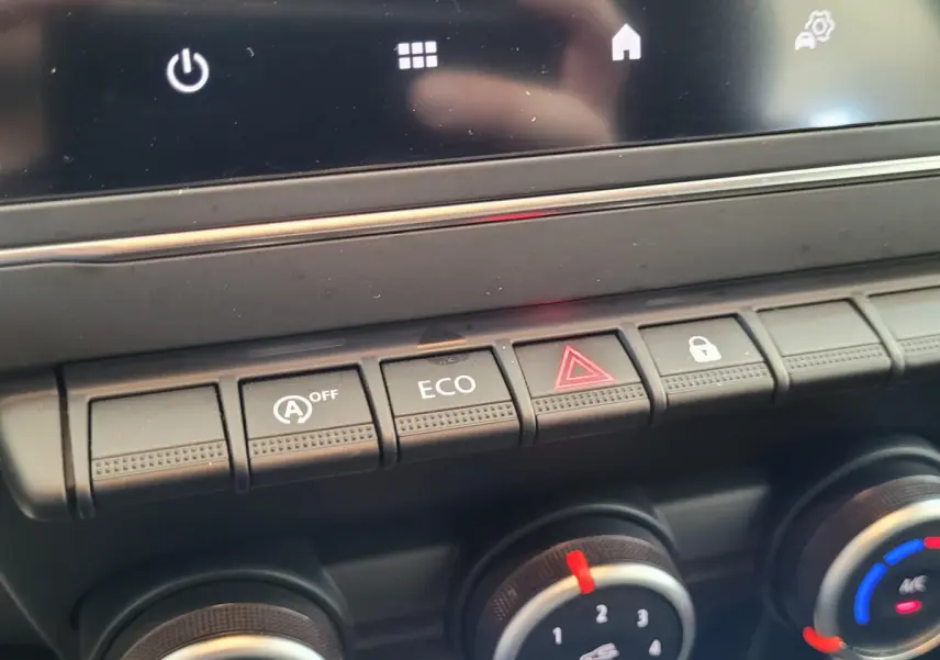 Boutons de commande du tableau de bord du Renault Captur Business Blue dCi 95 2021, avec touches ECO et alerte triangle rouge.