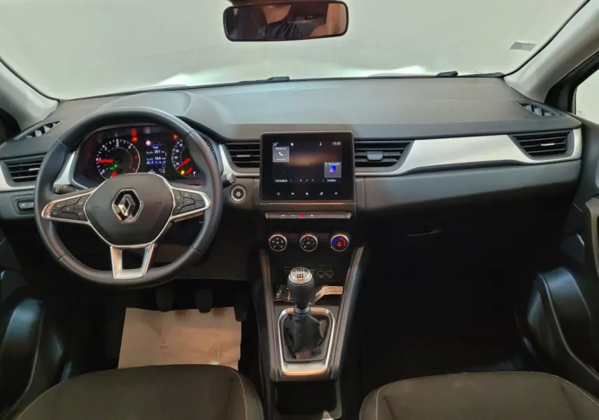 Intérieur du Renault Captur Business Blue dCi 95 2021, vue frontale du tableau de bord et volant multifonctions.