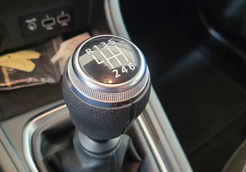 Le levier de vitesses manuel noir du Renault Captur Business Blue dCi 95, vue rapprochée de l'intérieur.