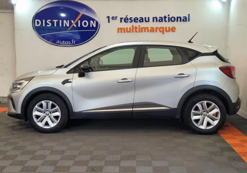 Profil côté gauche d'un Renault Captur Business gris clair 2021, avec jantes alliage et rétroviseurs noirs.