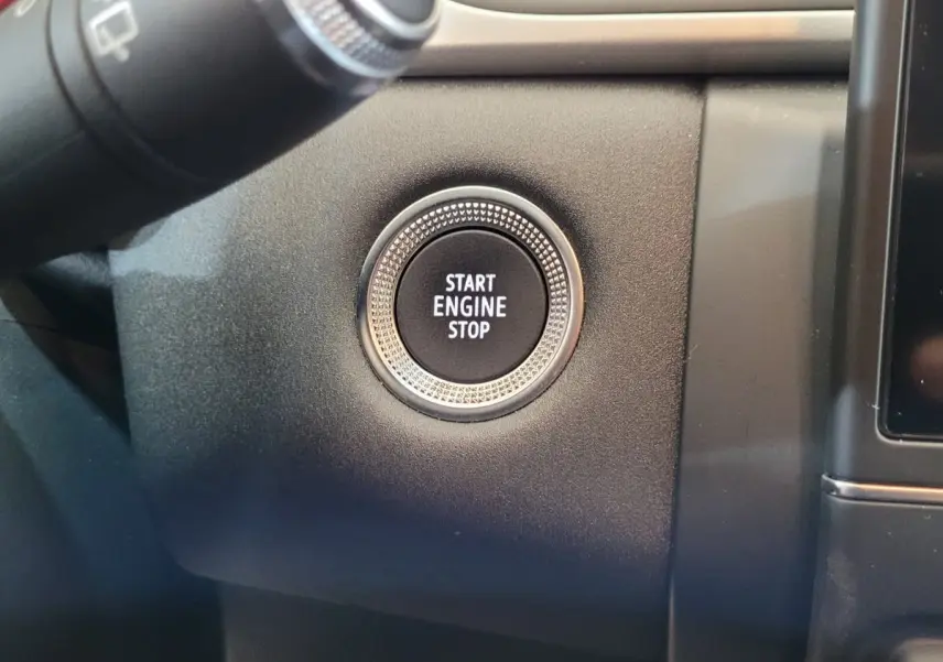 Bouton démarrage "Start Engine Stop" en gros plan sur le tableau de bord noir du Renault Captur Business gris clair 2021.