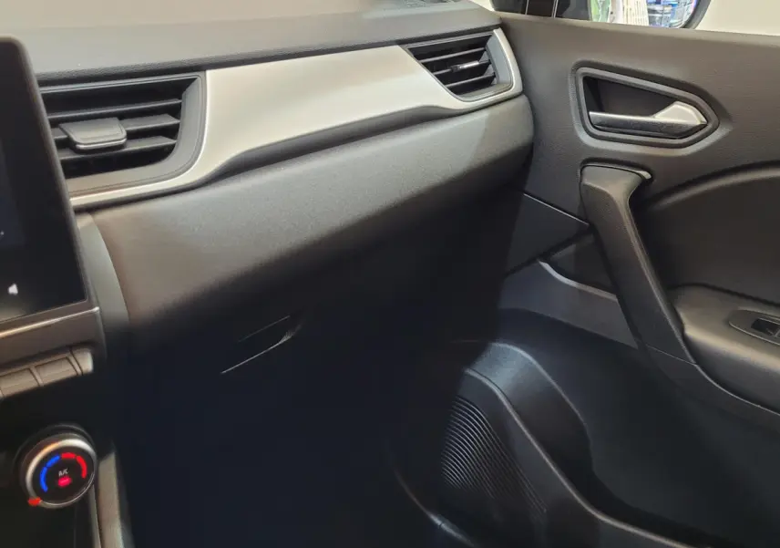 Intérieur du Renault Captur Business Blue dCi 95 2021, vue côté passager avec tableau de bord gris clair et porte noire.