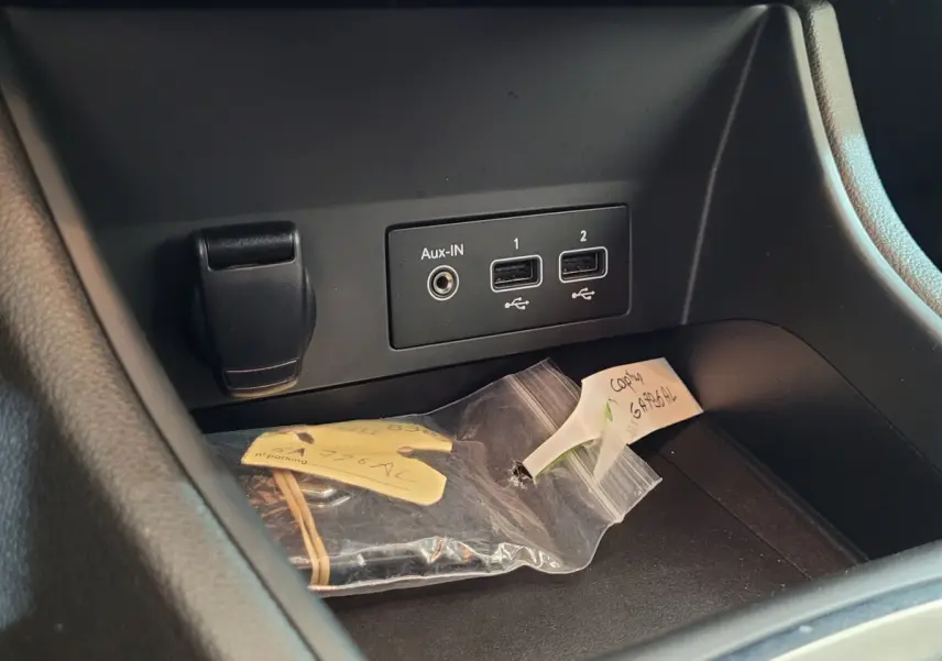 Prise Aux-IN et deux ports USB dans le rangement central d'un Renault Captur Business gris clair 2021.