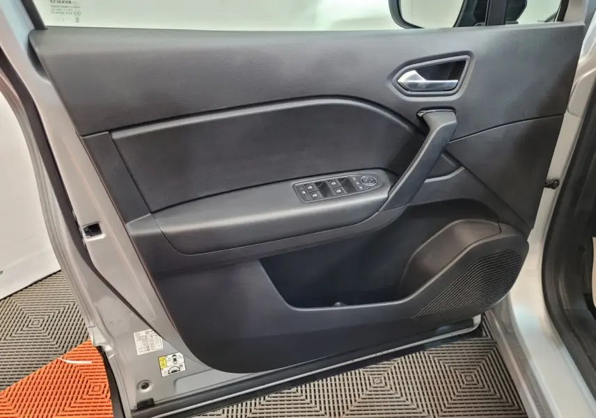 Vue rapprochée de la porte avant gauche grise du Renault Captur Business Blue dCi 95 avec commandes de vitres et haut-parleur intégré.