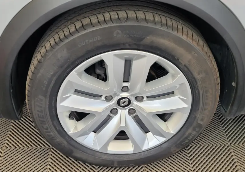 Gros plan sur la roue avant droite gris clair du Renault Captur Business Blue dCi 95 avec jante alliage Renault.