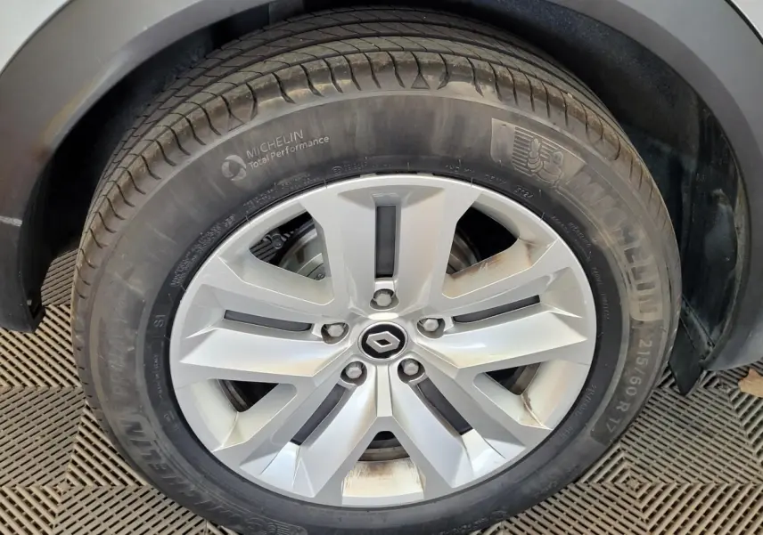 Gros plan sur la roue arrière droite du Renault Captur gris clair 2021 avec pneu Michelin visible.