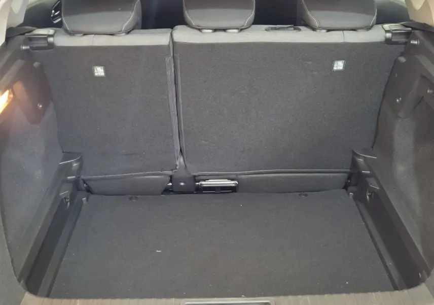 Vue intérieure du coffre noir du Renault Captur Business Blue dCi 95 gris clair, sièges arrière relevés.