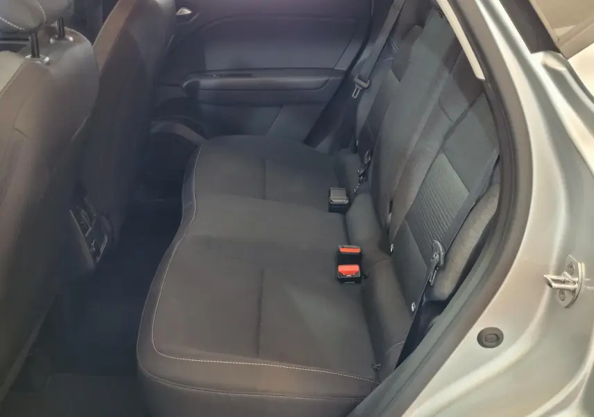 Vue côté droit de la banquette arrière noire du Renault Captur Business Blue dCi 95 gris clair avec ceinture de sécurité visible.
